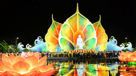 TP. Hồ Chí Minh: Đêm cầu nguyện cho hòa bình tại Vesak 2025 được thắp sáng từ hàng nghìn ngọn hoa đăng