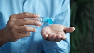 Dung dịch sát khuẩn tay: Dùng đúng lúc, đúng cách để bảo vệ sức khỏe