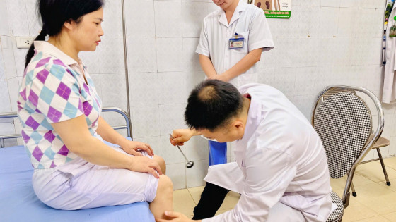 Thanh Hóa: Hơn 100 người dân được khám và tư vấn bệnh lý cột sống miễn phí