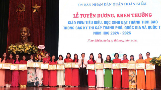 Quận Hoàn Kiếm tuyên dương giáo viên tiêu biểu và học sinh xuất sắc năm học 2024 - 2025