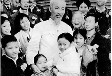 Chủ tịch Hồ Chí Minh với thiếu niên, nhi đồng