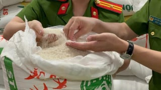 Hà Nội: Khởi tố 4 đối tượng sản xuất, buôn bán hàng chục tấn gạo ST 25 giả