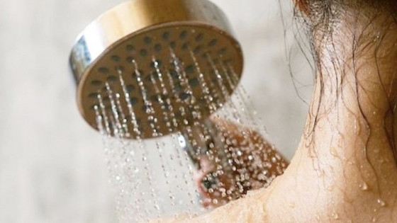 Mẹ sau sinh bao lâu thì được tắm, gội đầu?