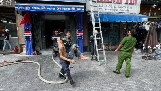 TP. Hồ Chí Minh: Kịp thời cứu thoát nhiều người bị kẹt trong đám cháy