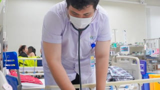 Hà Nội: Bé trai 15 tuổi ngộ độc vì tái sử dụng thuốc lá điện tử đã bị cấm
