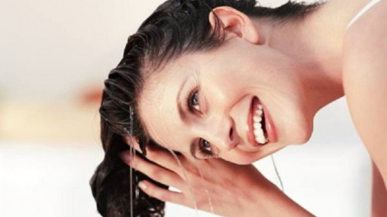 Bí quyết chăm sóc tóc khi đi biển và hồ bơi mùa hè