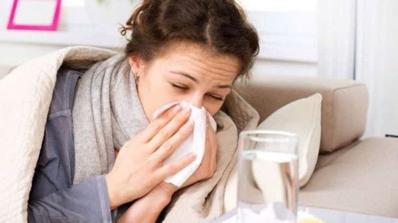 Mặc quần áo ướt dưới mưa có gây hại cho sức khỏe không?
