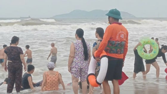 Nghệ An: Cứu hộ thành công hơn 20 người bị sóng cuốn ở biển Cửa Lò