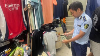 TP. Hồ Chí Minh: Hộ kinh doanh tại Saigon Square tiếp tục bị kiểm tra vì bán hàng giả