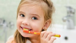 Chăm sóc răng miệng đúng cách cho trẻ dưới 6 tuổi