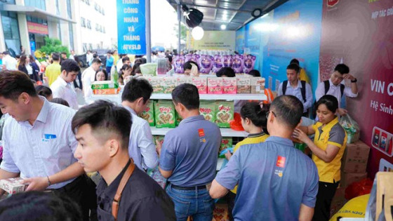 Thăm hỏi 298 đoàn viên, công nhân dịp Tháng Công nhân 2025