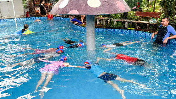 Vì sao bơi lội là môn thể thao đầu tiên trẻ cần phải học?