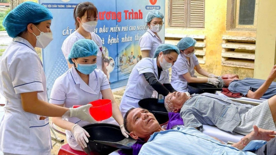 Cắt tóc miễn phí nơi giường bệnh: Nơi lòng người ấm lại