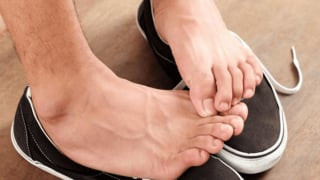 Nguy hiểm tiềm ẩn từ đôi chân ướt trong mùa mưa
