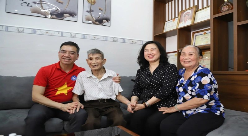 Tri ân lịch sử tại vùng đất cách mạng: Bộ trưởng Bộ Y tế thăm hỏi gia đình liệt sĩ ở Côn Đảo