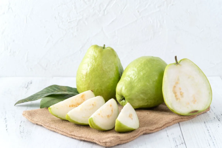 Bất ngờ với 3 lợi ích sức khỏe khi ăn ổi vào buổi tối
