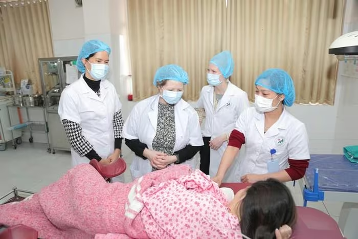 Bé sơ sinh 32 ngày tuổi thoát khỏi nguy kịch do viêm phổi RSV