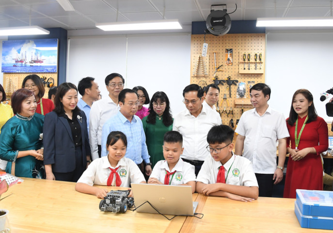 Phó Thủ tướng  Bùi Thanh Sơn trao 2 phòng STEM cho trường THCS Tây Mỗ, Tây Mỗ 3