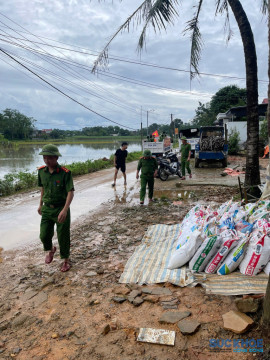 Khi bão tan, màu áo công an lại sáng trên nẻo đường Thường Xuân