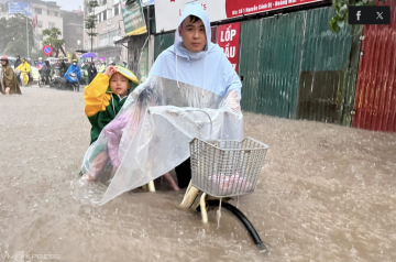 Hà Nội cho 2,3 triệu học sinh nghỉ học ngày mai do mưa lớn