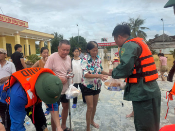 Chính quyền và lực lưỡng vũ trang tỉnh Thanh Hóa kịp thời cứu hộ, cứu trợ nhu yếu phẩm cho người dân