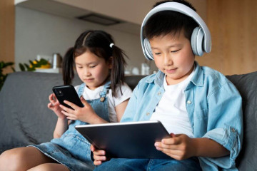 Đồ chơi công nghệ: Bạn đồng hành hay "kẻ đánh cắp tuổi thơ" của bé?