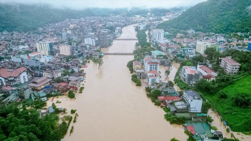 Tuyên Quang ngập sâu 3–4 m: Hàng nghìn hộ dân di dời khẩn cấp, áp lực y tế gia tăng