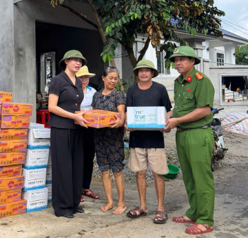 Nỗ lực vận chuyển hàng cứu trợ, sẻ chia khó khăn cùng nhân dân vùng lũ