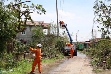 Ngành điện nỗ lực khắc phục sự cố, bảo đảm đời sống nhân dân sau bão số 10