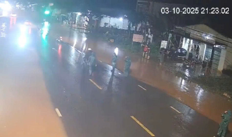Đắk Lắk: Đề nghị công nhận liệt sĩ cho Chủ tịch xã bị tai nạn, tử vong khi đang điều tiết giao thông giữa mưa lụt