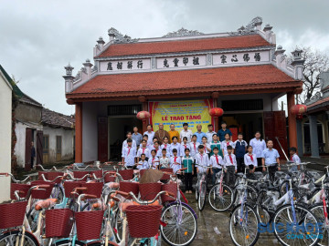 Lan tỏa yêu thương: Chùa Phạm Xá trao tặng 40 xe đạp cho học sinh có hoàn cảnh khó khăn