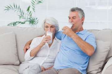 Người cao tuổi có cần uống sữa hằng ngày không?