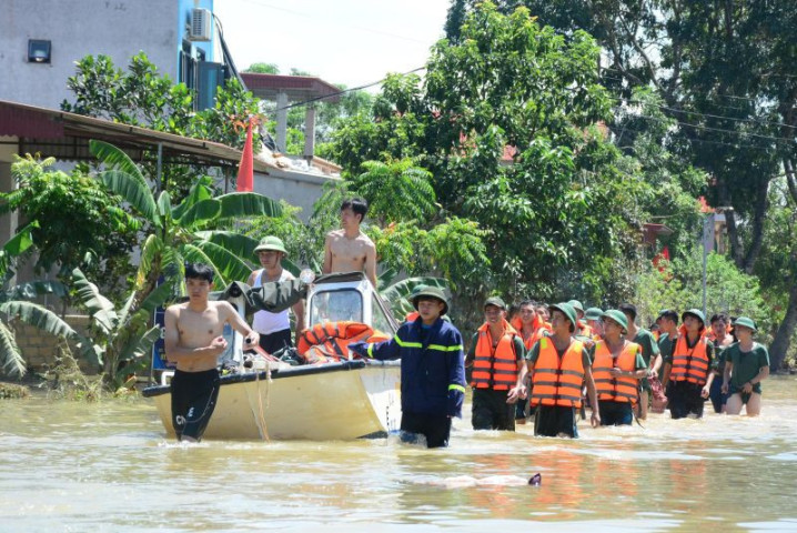 Giọt mồ hôi của người lính nơi vùng bão Thanh Hóa