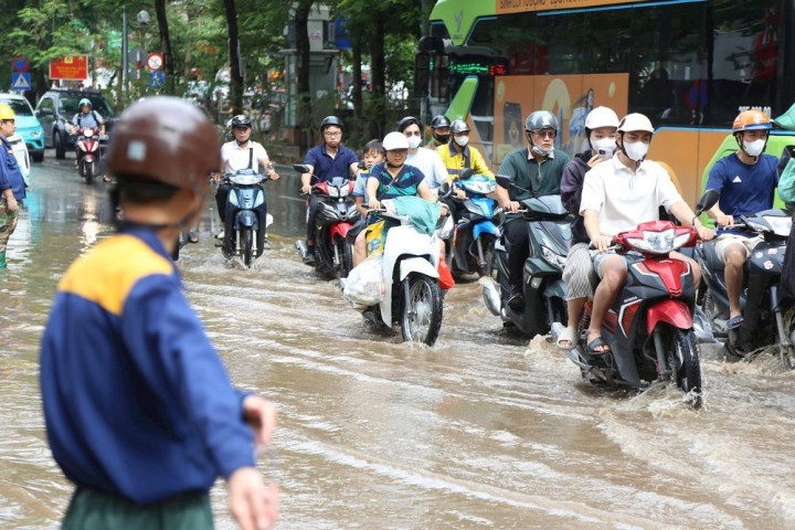 Phòng bão Matmo: Chủ tịch Hà Nội khuyến khích làm việc online vào thứ 2