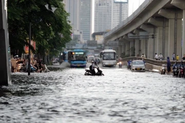 Mưa lớn tại Hà Nội chưa vượt đỉnh lịch sử năm 2008 — Cảnh báo thời tiết cực đoan càng gia tăng
