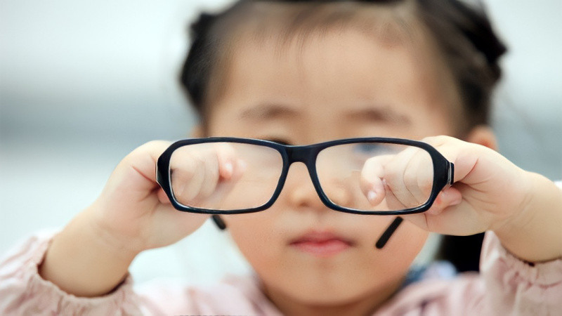 Chăm sóc mắt cho trẻ trong thời đại số hóa