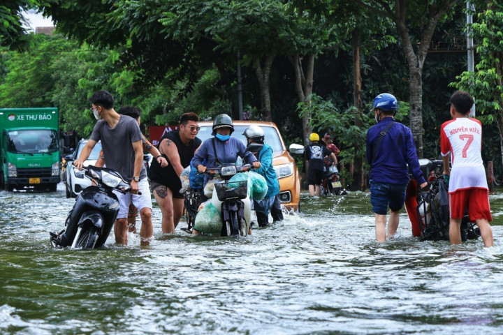 Hà Nội: Nhiều khu vực lại chìm trong " biển nước"