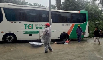 Hà Nội: Nghi rò điện tại nơi ngập nước ở nút giao Tú Mỡ – Phạm Hùng