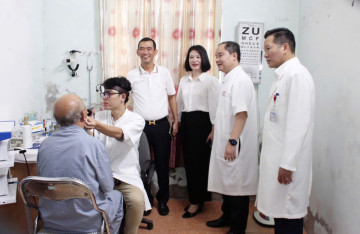 Bác sỹ Bệnh viện Trung ương Huế khám miễn phí cho người dân Hà Tĩnh
