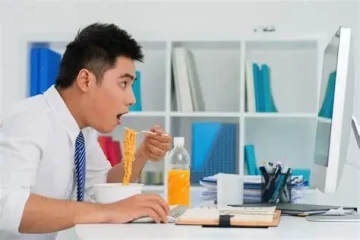 Những thói quen cực kỳ hại thận của dân văn phòng