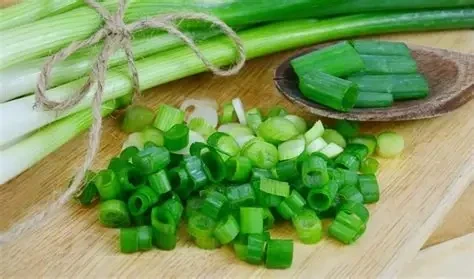Những món ăn không nên kết hợp với hành lá