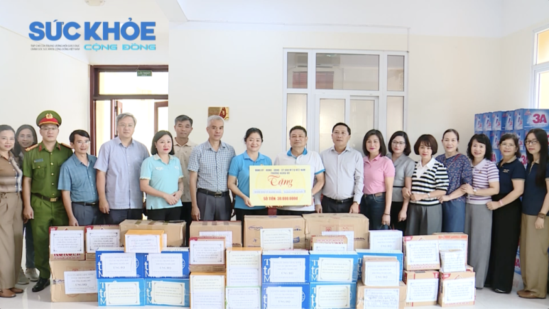 Cùng chung tay giúp đỡ đồng bào các vùng bị lũ lụt