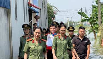 Công an Thủ đô sẻ chia, hỗ trợ nhân dân xã Đa Phúc khắc phục hậu quả sau lũ