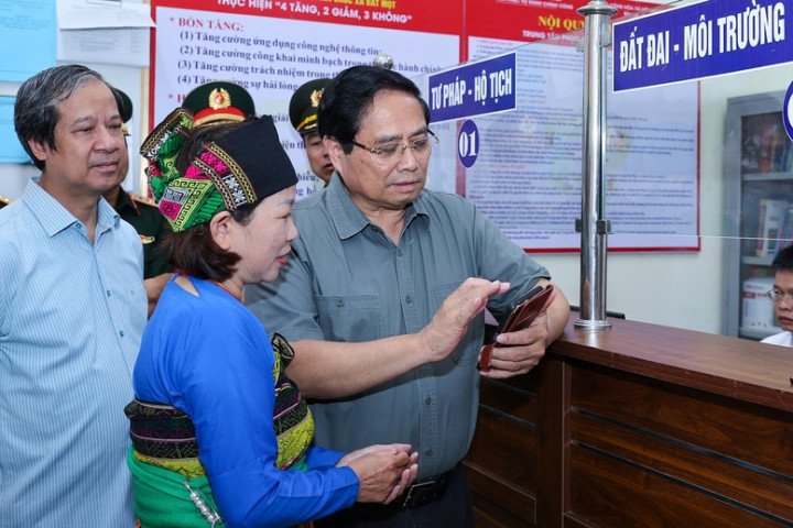 Thủ tướng Phạm Minh Chính kiểm tra Trung tâm Phục vụ Hành chính công tại xã miền núi Thanh Hóa