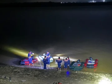Nỗ lực tìm kiếm ba bố con nghi nhảy cầu Bến Thủy