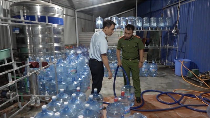 Công an Hà Nội khởi tố các đối tượng sản xuất, kinh doanh nước Lavie giả
