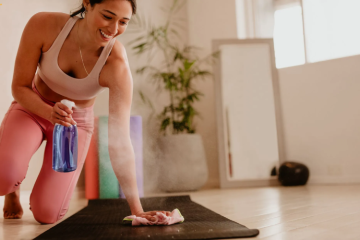 3 cách vệ sinh thảm yoga tại nhà