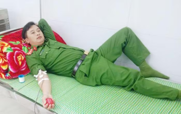 Đại úy công an vùng cao kịp thời hiến máu, cứu sống bệnh nhân nguy kịch giữa đêm ở Si Ma Cai