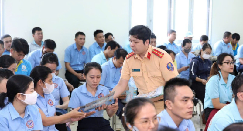 Cảnh sát giao thông Khánh Hòa đẩy mạnh tuyên truyền, xây dựng văn hóa giao thông an toàn