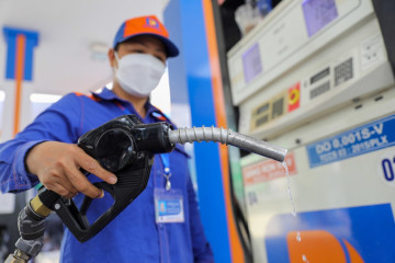 Từ 15h ngày hôm nay (23/10) giá xăng dầu giảm gần 6.000 đồng/10 lít